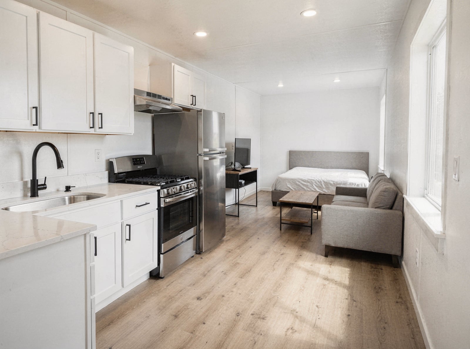 Bross kitchen & living